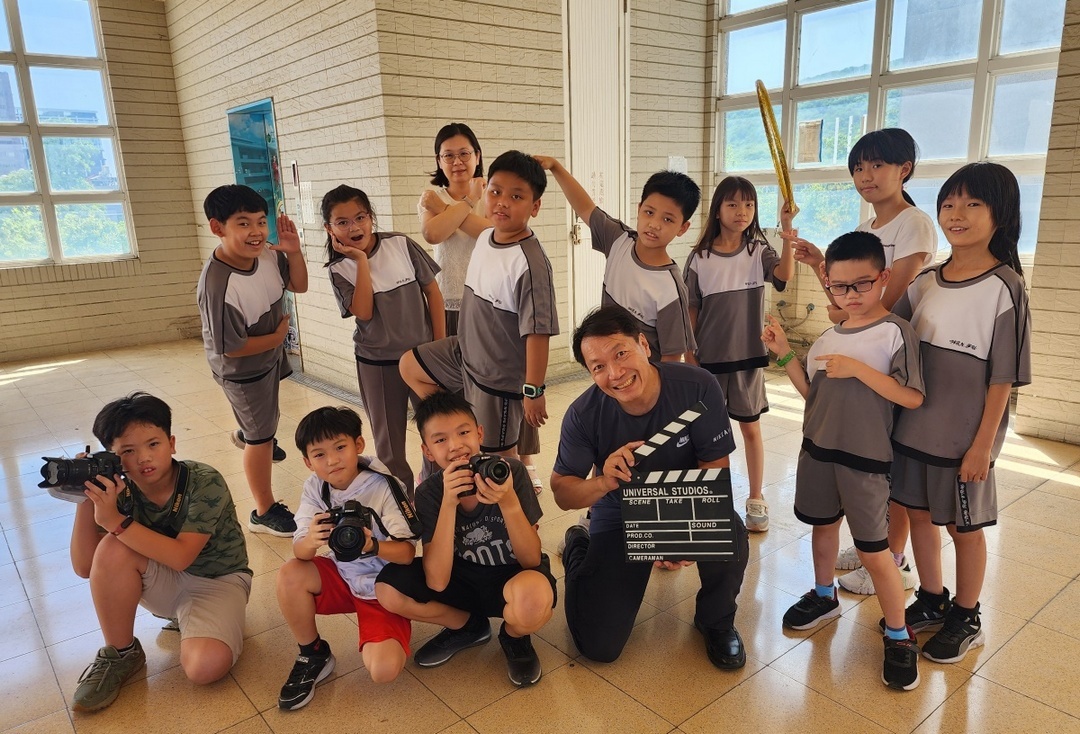 在自組的劇組中，各能發揮專長，老師是劇組的伙伴